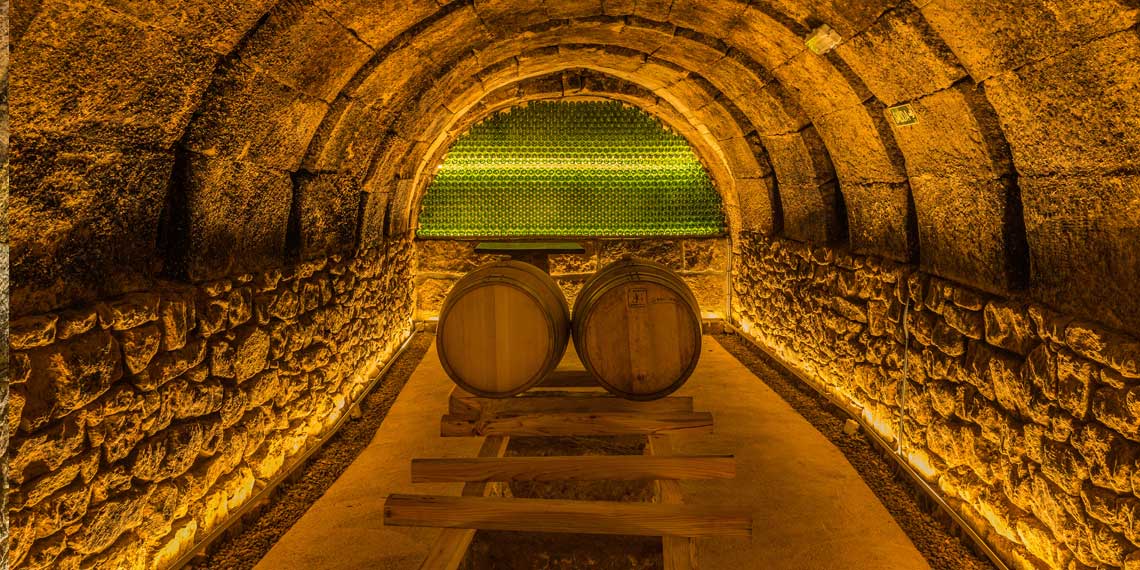osaba_ilumina's tweet photo. Bodegas Tritium, una bodega del siglo XVI renovada manteniendo todo el carácter e historia de la original. Un #proyectochulo de #lightingdesign en el que jugamos a destacar la construcción original en piedra del calado y su museo 😍 👉 https://t.co/PcPRWILR3D https://t.co/tKG5meI3wy