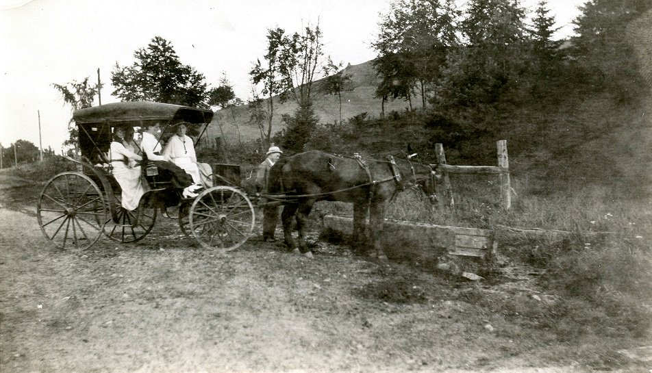 UxbridgeMuseum's tweet photo. #Museum30: #Transport
When the village was first settled, Uxbridge residents often had to travel by horse buggies through rough trails to get to nearby villages of Whitchurch or Newmarket. This trail looks quite mild in comparison! https://t.co/Pes5cgjbgP
