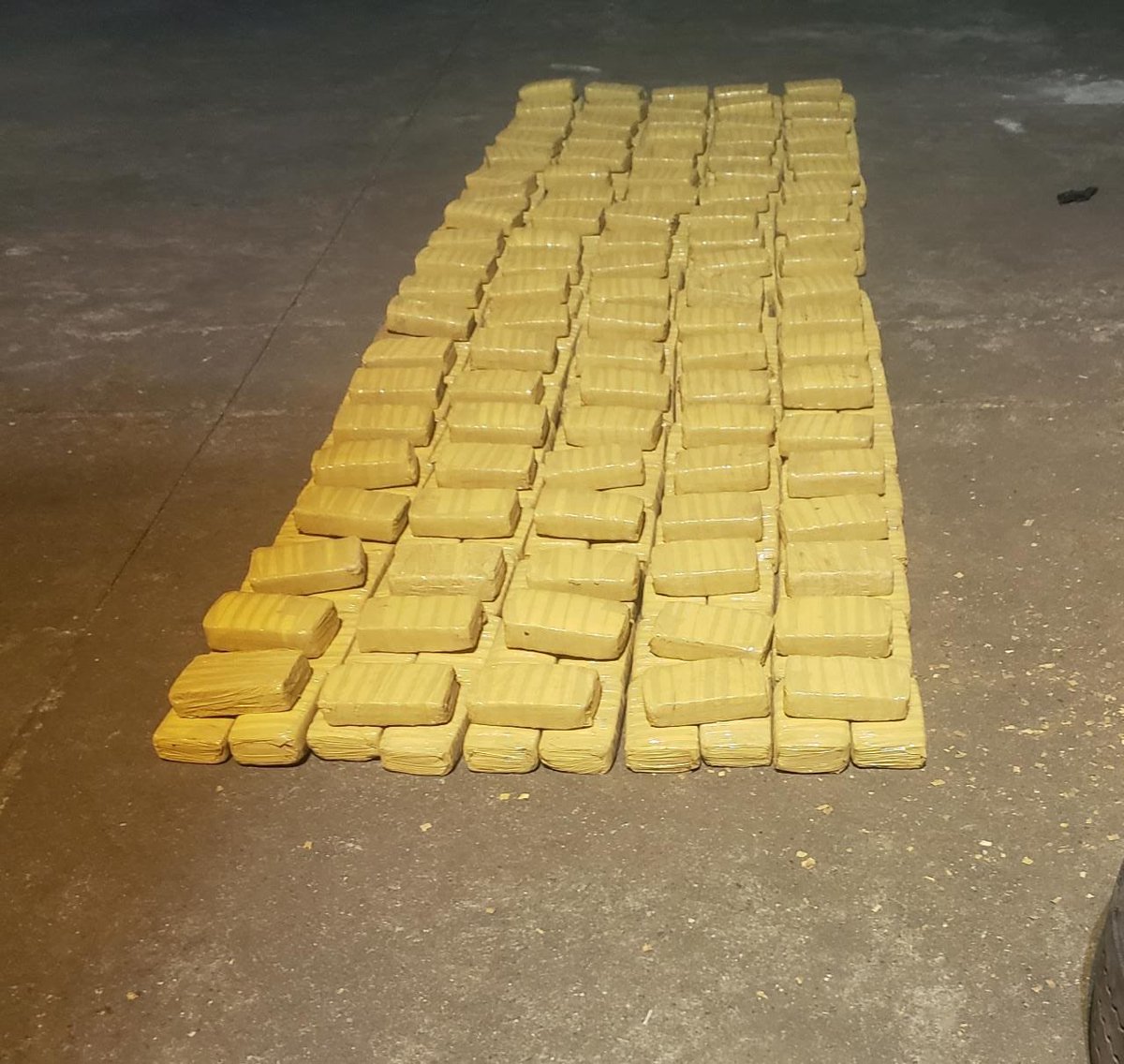 #ATENCIÓN | #MoronaSantiago: en operativo contra el tráfico de drogas, #FiscalíaEc y <a href="/PoliciaEcuador/">Policía Ecuador</a> incautaron 349 kilos de marihuana, envuelta en paquetes encaletados en un camión con doble fondo. Hay un detenido. En las próximas horas se formularán cargos.