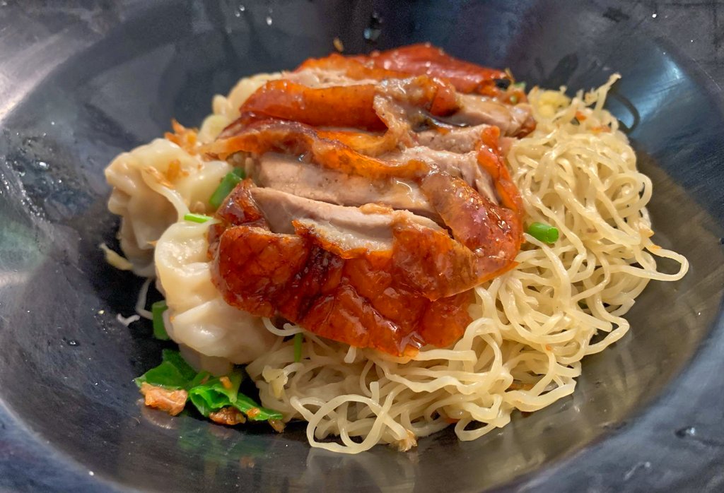 wongnai's tweet photo. หมูแดงหนานุ่ม หมูกรอบฟินละมุน และเป็ดย่างหนังกรอบไม่เหมือนใคร!🤩 ร้านนี้คือรสชาติดี เมนูเยอะ แต่ราคาเป็นมิตรมากๆๆๆ ไม่แพงเลย คนเลยเยอะตลอด ต้องลองจ้าาา✨
📍ฉ่อยเป็ดย่าง (พุทธมณฑลสาย 2)
📸Art Thanyathorn
#วงในพาแดก https://t.co/MOfqCvJISd