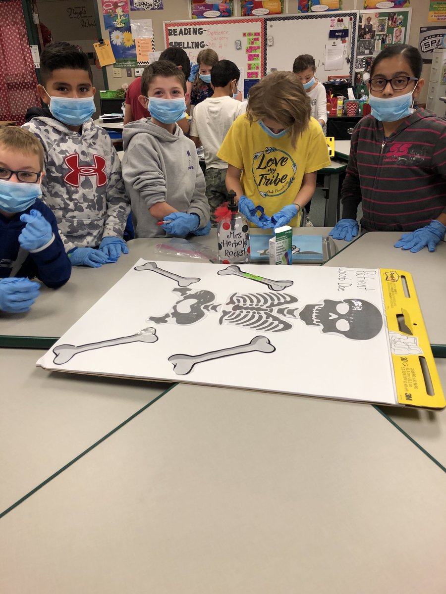 kherbold2's tweet photo. 4th grade surgical residents are repairing compound sentences using FANBOYS! #kindnessistimeless #oakwoodsschool https://t.co/4b15btpM8p
