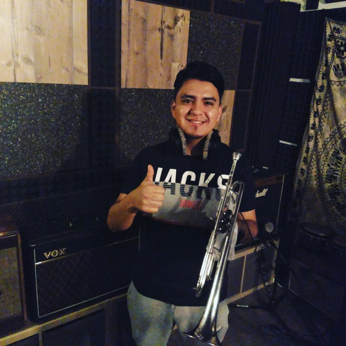 rafa_gas75's tweet photo. Esto na para y Bryan Esteban grabó en Scots Records las trompetas para el EP de @rafa_gas75 Muchas gracias cuate!!! #scotsrecords #studiolife #trumpet #winds #musicproducer #recordingmusic #rafa_gas! #primerEP #musica #rockespañol https://t.co/uwSqFNSqXk