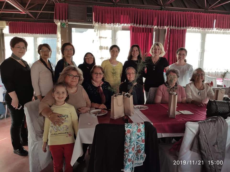 Öğretmenler Günü Haftası nedeniyle emekli olan öğretmenlerimizi Öğretmen Evi'nde ziyaret ettik.Beraber pasta kestik,küçük hediyelerimizi verdik.