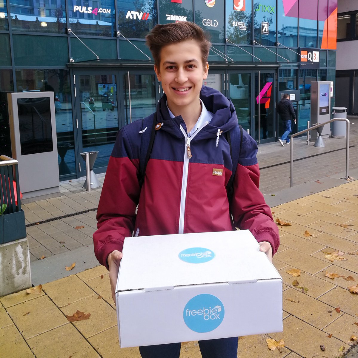 Freebie_box's tweet image. Throwback vom Cafe Puls Interview vergangenen Jahres, welches vor der 2Min2Mio Ausstrahlung gedreht wurde.✌️😋 #cafepuls #freebieobx #moritzlechner #puls4 #2min2mio #überraschung #tv @JohannaSetzer