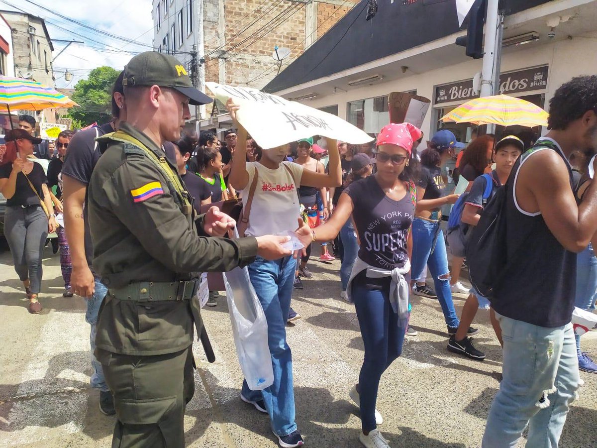 RevistaSemana's tweet photo. @ClaudiaLopez @SosSemana @sergio_fajardo @petrogustavo @NancyPatricia_G @TinoasprillaH @navarrowolff #ElParoEs | Un ejemplo de paz y convivencia. En Apartadó, Antioquia, los policías se han dedicado a entregar agua a los manifestantes ante las fuertes temperaturas que se han vivido desde tempranas horas de la mañana. 

Foto: Sergio Ríos Mena. https://t.co/KgjPjdg4yV
