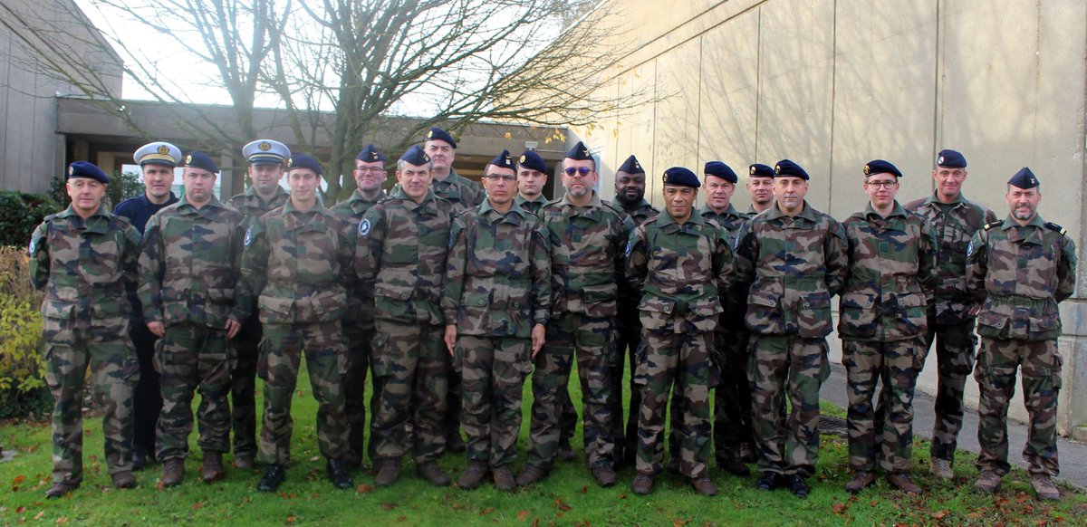 ReserveComcyber's tweet image. Jean-François, expert systèmes antennaires et réserviste, explique, enthousiaste, son emploi dans une unité cyber du ministère, lors d'une session d'acculturation militaire des réservistes opérationnels. "On me donne l'opportunité de servir et vivre une expérience extraordinaire"