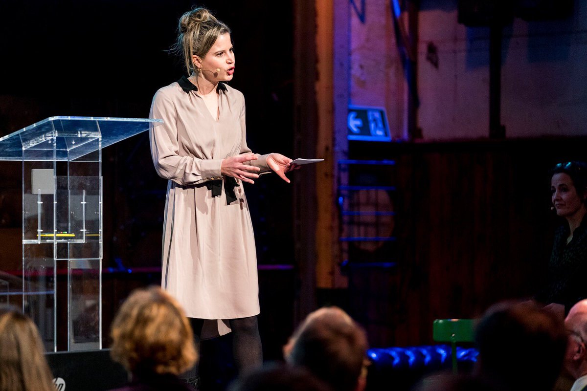 Femke Laagland opent het debat met de eerste stelling: een minimum tarief voor zelfstandigen verdient een warm onthaal. #Labourlawlands2019