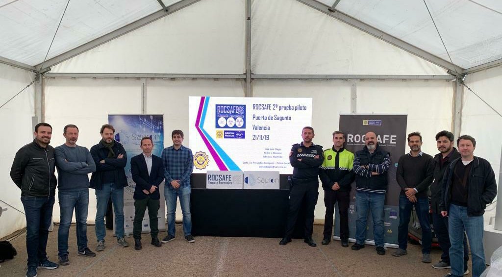 🚔 La <a href="/policialocalvlc/">PoliciaLocalValència</a> ha donat a conéixer les tècniques de control remot, desenvolupades a través del projecte europeu <a href="/ROCSAFE_H2020/">ROCSAFE</a> 📱📡, per a accedir, per exemple, a escenes d'accidents o atacs terroristes 👮🏻‍♂️👮🏽‍♀️.
ℹ️ bit.ly/2QDSE7p