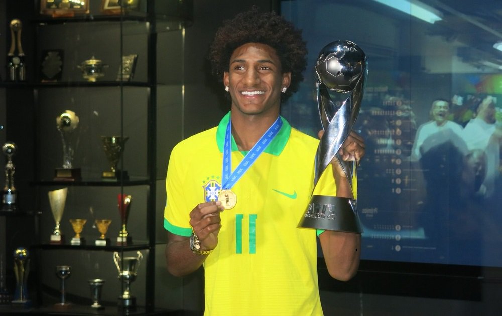 Talles recebe medalha de campeão do Mundial Sub-17 na sede da CBF