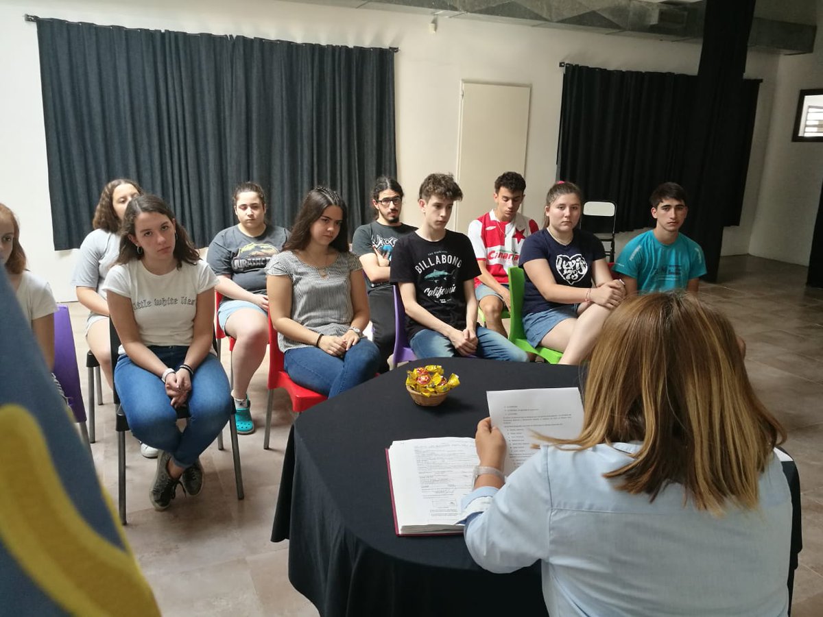 colegioICADE's tweet photo. Firma del acta de compromiso de titulares y suplentes que acompañaran la Bandera Nacional y Bonaerense en el Nivel Secundario https://t.co/rswUqT6uTj