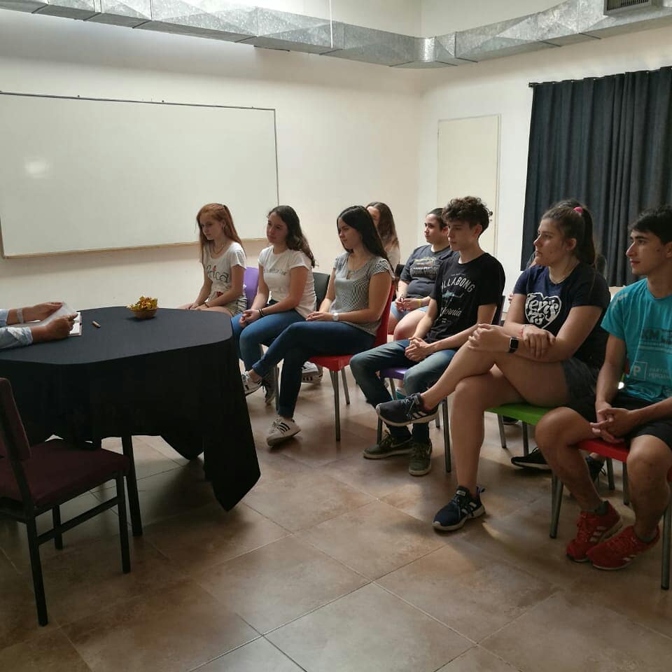 colegioICADE's tweet photo. Firma del acta de compromiso de titulares y suplentes que acompañaran la Bandera Nacional y Bonaerense en el Nivel Secundario https://t.co/rswUqT6uTj