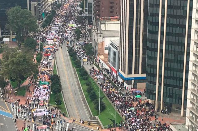 #AsíVaElParo Cientos de manifestantes avanzan pacíficamente por la carrera Séptima de Bogotá bit.ly/2KEMX5c