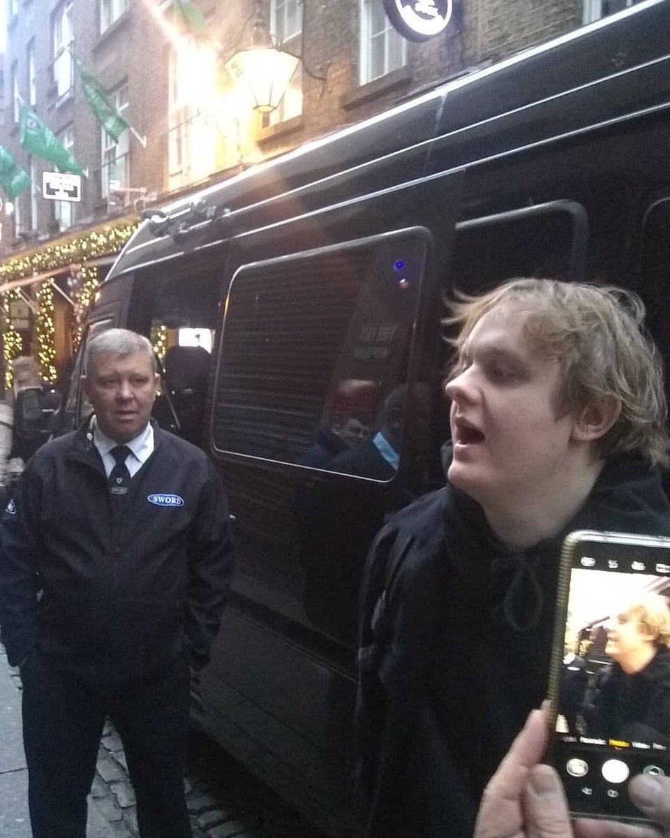 LewisCapaldiARG's tweet image. Lewis llegando al venue de Dublin!