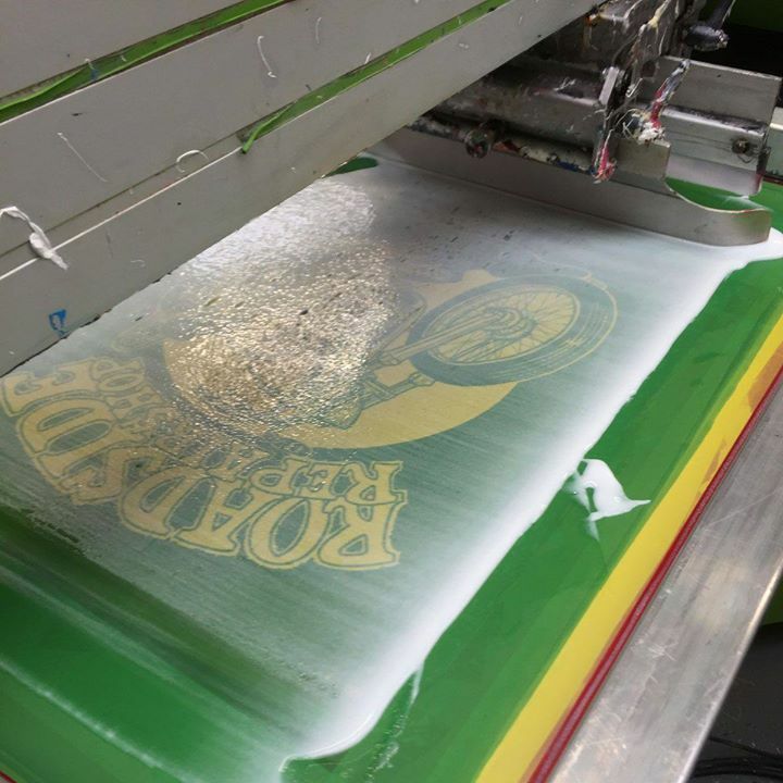 At the Printshop.⠀⠀
Discharge printing.
.⠀
.⠀
#privatelabel #merchandise #screenprinting #blendomatic #tshirt #waterbasedink #slikscreenprinting #weneedmerch #wearestanleystella #eindhoven #tshirtsdrukken #premiumcotton #Dischargeprinting #discharge … ift.tt/2Mtjaz0