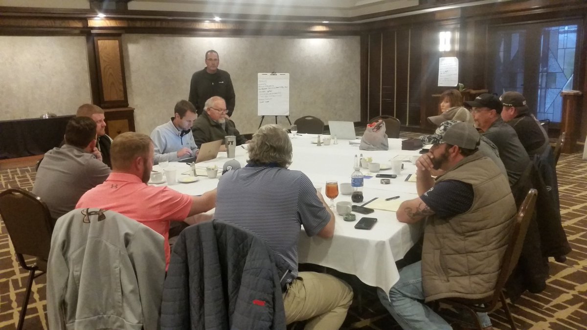 GCSAA_SoCentral's tweet photo. Steve Randall, Senior Director with GCSAA, facilitates the strategic planning meeting with the West Texas GCSA at Lubbock Country Club. https://t.co/DK5cVz3TPS