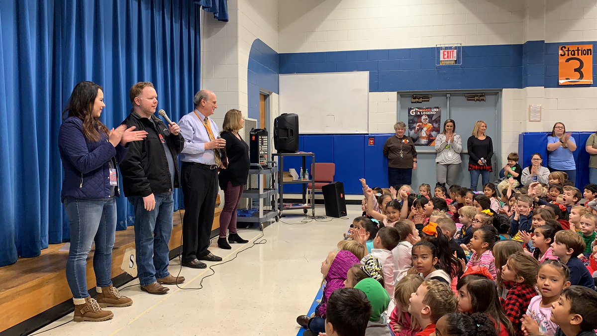 KnoxvilleWolf's tweet photo. Congratulations Lenoir City Elementary, y’all are the @FoodCity School of the Month for October! 🏫💙 https://t.co/gULfCOG3wk