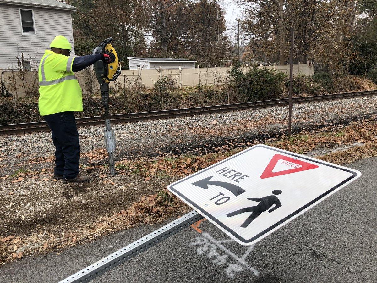 BillHollander's tweet image. Good to see @KYTCDistrict5 making crosswalks on @FrankfortAve more visible to motorists, and adding signage to state the law clearly: motorists are required to yield to pedestrians in marked crosswalks where no traffic signal is in operation- louisvilleky.gov/sites/default/…