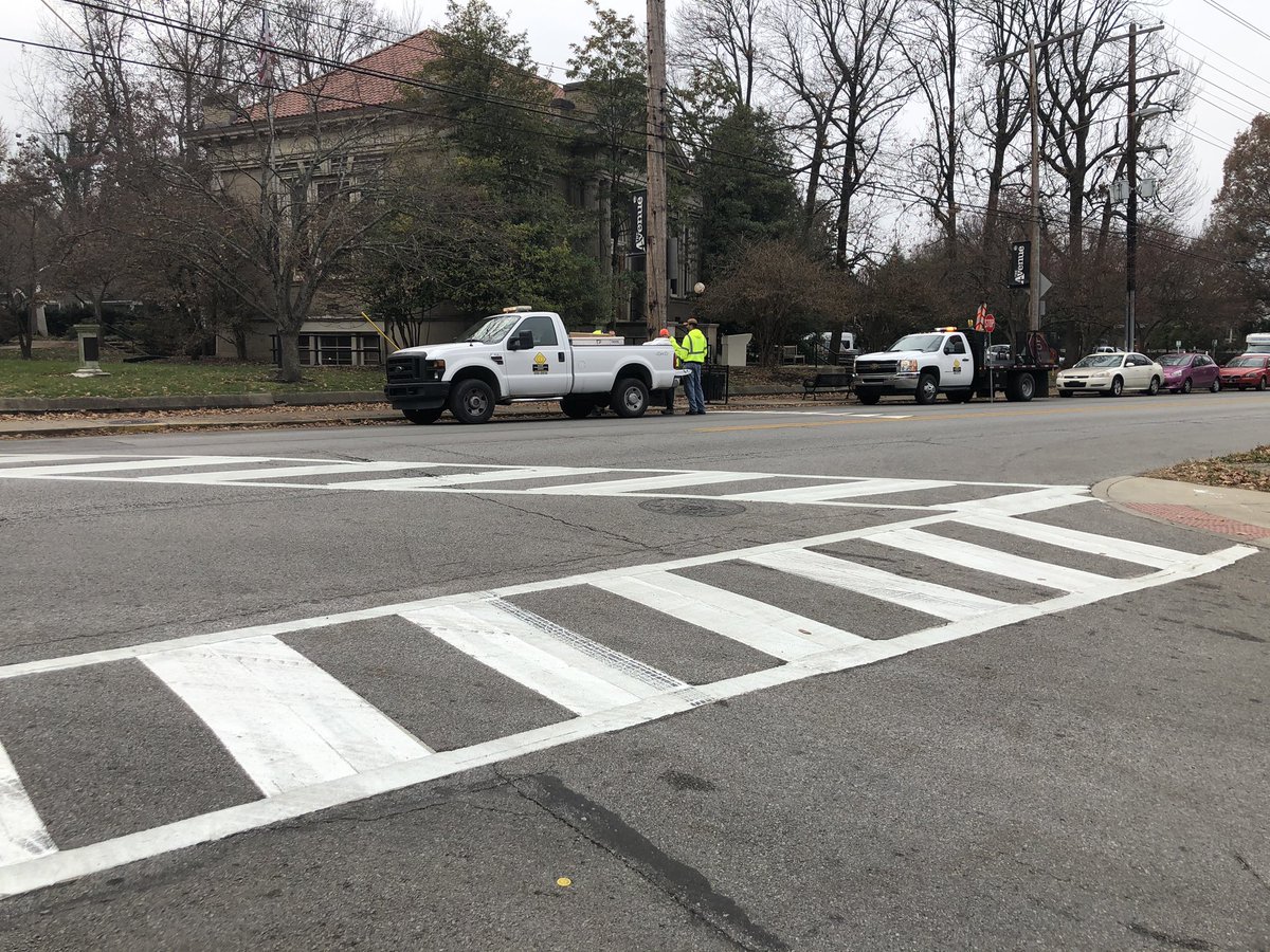 BillHollander's tweet image. Good to see @KYTCDistrict5 making crosswalks on @FrankfortAve more visible to motorists, and adding signage to state the law clearly: motorists are required to yield to pedestrians in marked crosswalks where no traffic signal is in operation- louisvilleky.gov/sites/default/…
