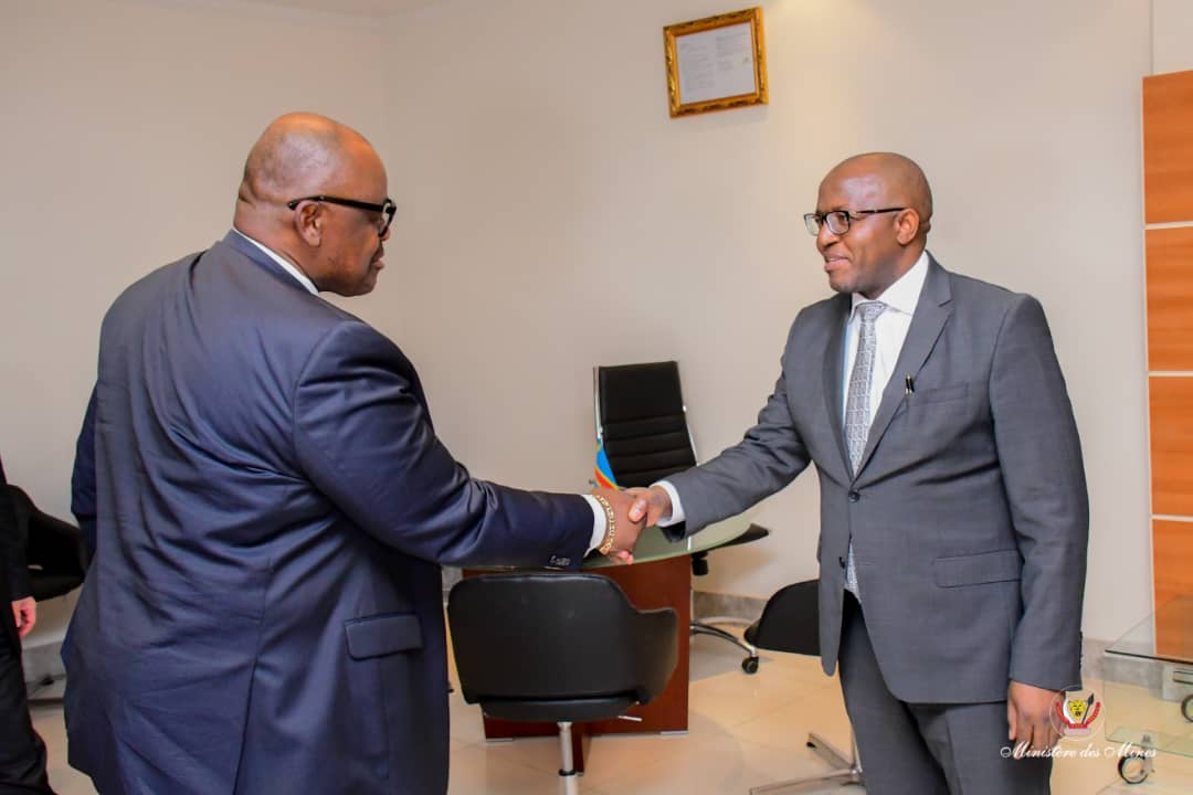 Mines_RDC's tweet photo. Le Min. des Mines, SEM Willy KItobo a échangé ce jeudi21 novembre dans son cabinet de travail, avec la délégation d’IVANHOE conduite par son nouveau CEO, Mr Tony Giardini venue lui présenter l’évolution actuelle des travaux sur les sites de Kamoa et Kipushi dans le Haut-Katanga. https://t.co/FKmzUR5tUB