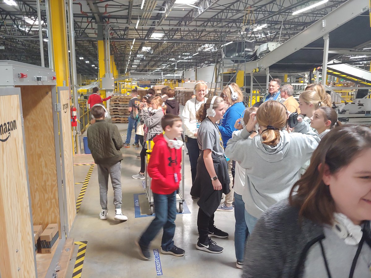 NachoAverageMan's tweet photo. Just completed an Amazon Fulfillment Center tour with my daughter's class. Amazing how much they do at #CHA1. Such efficiency, and everyone we saw was so friendly! #AmazonFCTours
Skip's dad jokes were top notch too. Learned a few new ones. https://t.co/PCyO1CItvA