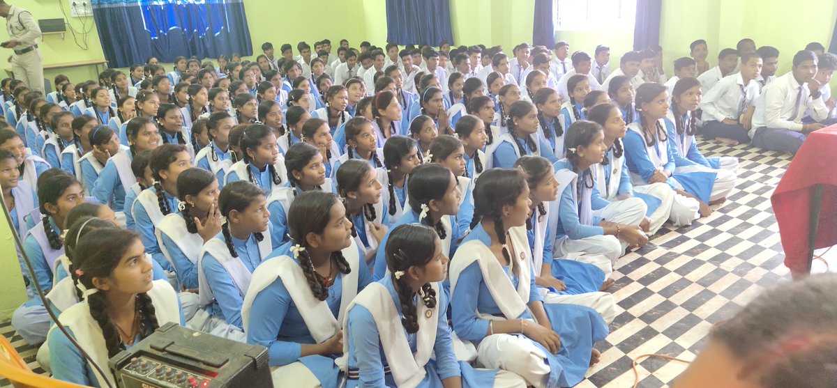 जिला पुलिस धमतरी 
आज दिनांक 21-11-19 को शक्ति पुलिस टीम एवं यातायात पुलिस द्वारा शासकीय उच्चतर माध्यमिक विद्यालय शंकरदाह के छात्र, छात्राओं  को "चेतना" के माध्यम से किया जागरूक किया गया।