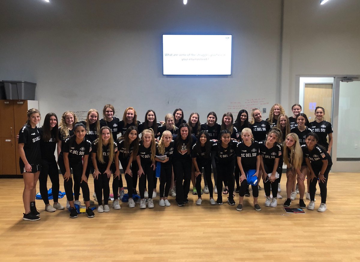 SCdelSol's tweet image. Jen Lalor from @ussoccer holding a player meeting with U14s &amp;amp; U15s @ussoccer_da 

#WorldClassDA #GirlsDA #DevelopmentAcademy