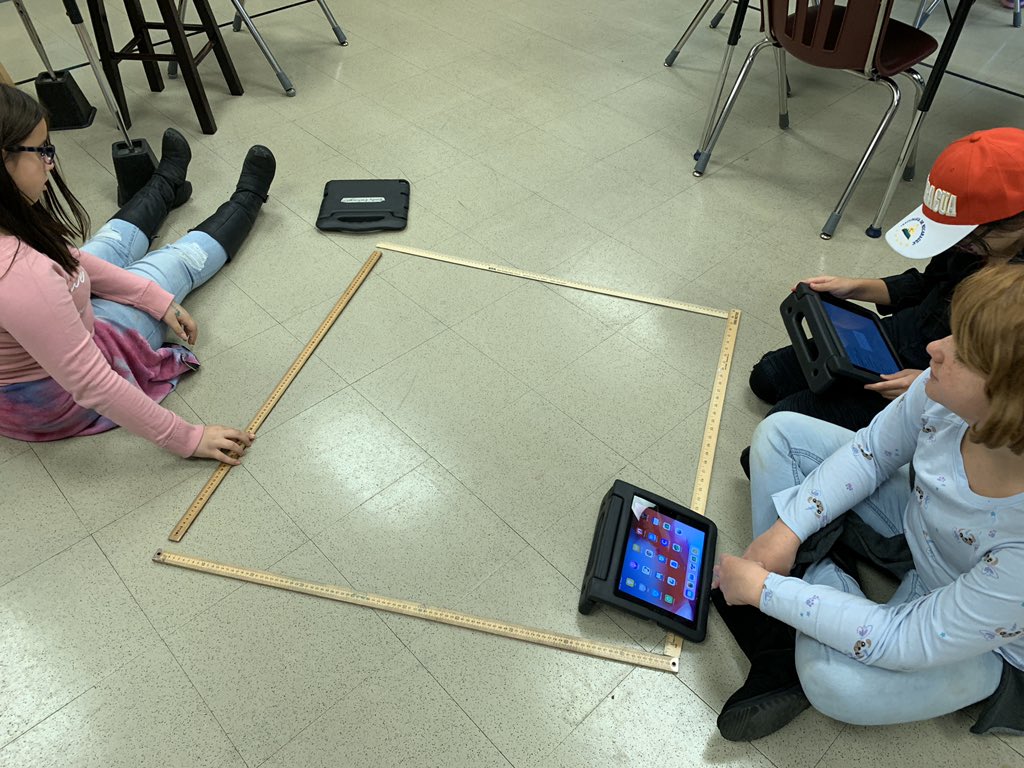Ss @EasternWCPS completed the “empathize” and “define” stage of the #designthinkingprocess and started to “ideate” on how to contruct a model using @Sphero to demonstrate how atoms move within solid liquid and gas states! @SpheroEdu #StudentEngineers #wcpsmd #ScienceRocks