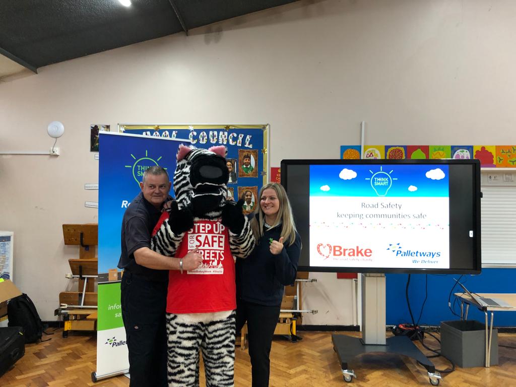 Palletways_D20's tweet photo. Not sure who has enjoyed these last few educational sessions the most - Dean &amp; Emma have loved engaging with the local community by teaching over 300 kids about road safety this week.
#PalletwaysBirmingham #RoadSafetyWeek
Ps. Thanks @allportsgroup for supplying the vehicle. https://t.co/7vcxUW2ens