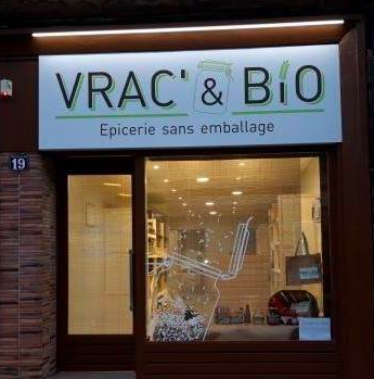 ReseauVrac's tweet photo. #Actualités | On parle du vrac !
Le 7/9 de @franceinter s'est penché sur la vitalité des centres-villes. Notre adhérent de VRAC'&amp; BIO témoigne : les magasins vrac, commerces de proximité, luttent contre la dévitalisation des centres villes !
👉 https://t.co/c2CMLy0m9V https://t.co/A5lXsklZOW