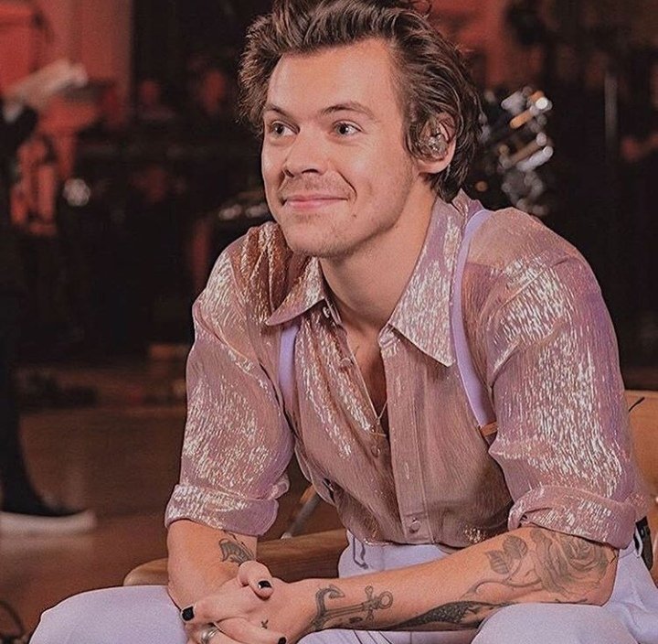 I. Want. That. Shirt.So. Cute.I. Want. The. Whole. Outfit.😍😍😍#HarryStyles#HarryStylesLoveOnTour