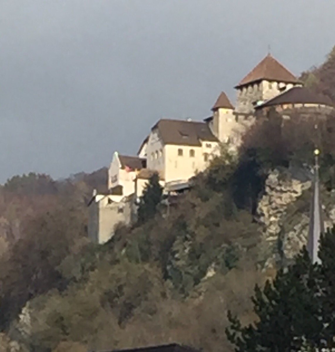 En el Castillo de Vaduz, esta mañana presenté mis Cartas Credenciales al Príncipe Alois de Liechtenstein. Conversamos sobre la cultura de nuestros países y de la colaboración conjunta que queremos reforzar hacia el futuro <a href="/SRE_mx/">Relaciones Exteriores</a> <a href="/m_ebrard/">Marcelo Ebrard C.</a> <a href="/JulianVenturaV/">Julián Ventura</a> <a href="/baguilarc/">Bernardo Aguilar</a> <a href="/EmbaMexSui/">Embajada de México en Suiza</a>
