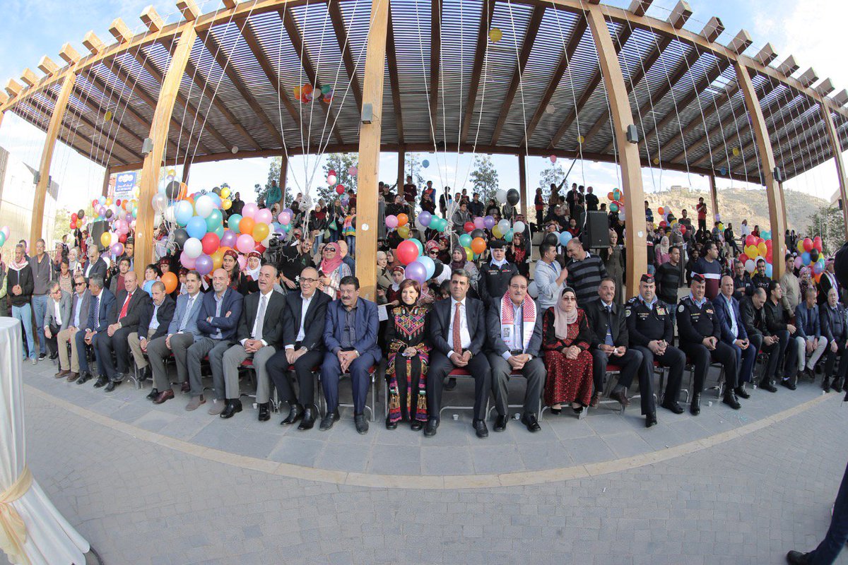 Petranews's tweet photo. #البترا تحتفل ولأول مرة في تاريخها بزائرها المليون

 - استقبلت مدينة البترا الأثرية اليوم الخميس، ولأول مرة في تاريخها الزائر رقم مليون، والذي كان من نصيب السائحة الأمريكية إليسون كيري

#الزائر_المليون_البترا #السائح_المليون #بترا #الأردن (حاكم الخضير)

https://t.co/VB5Sraqjja https://t.co/0mt9N6UX8t