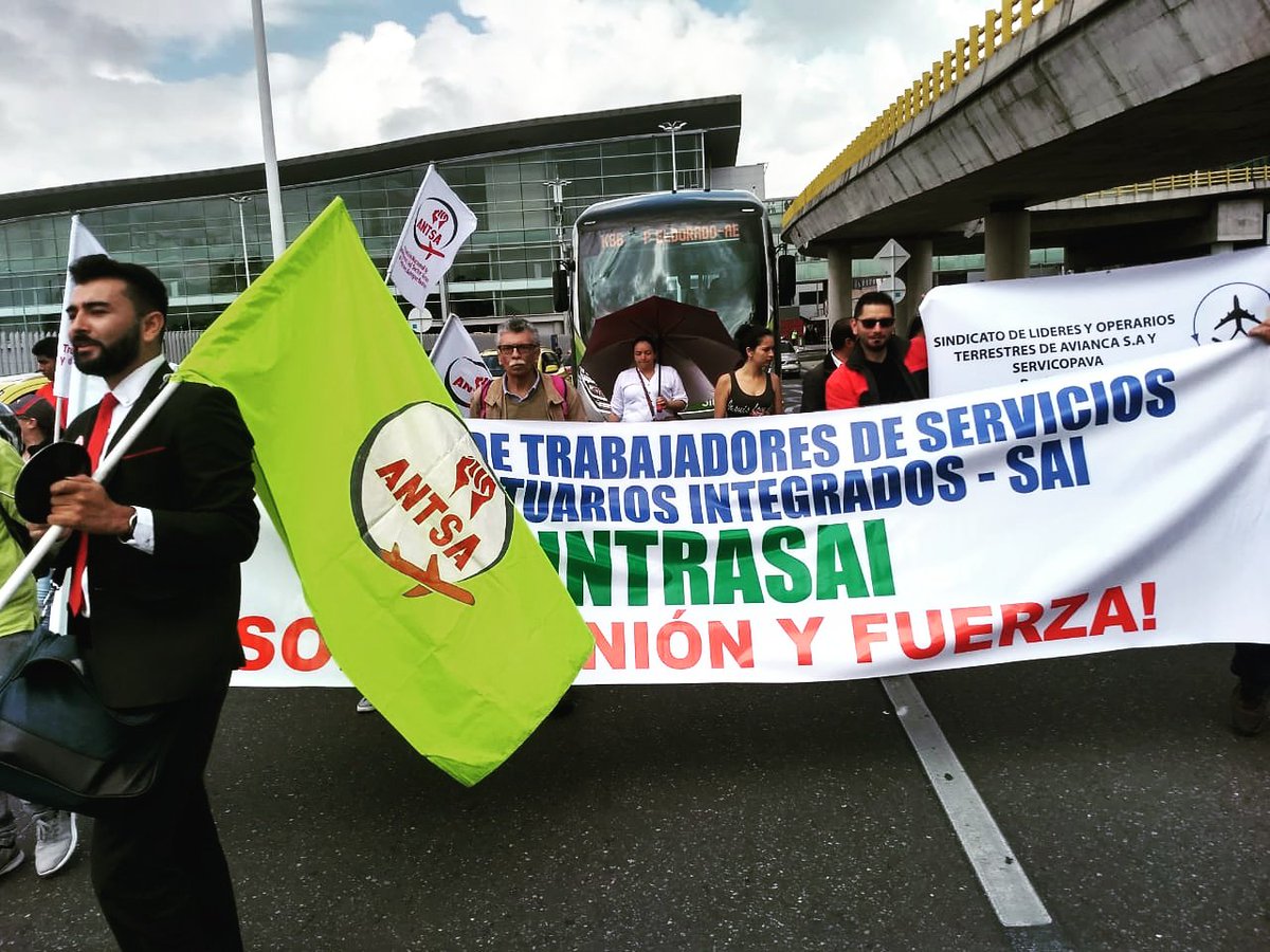 AntsaC's tweet photo. Marchamos en contra de que multinacionales como @avianca pisoteen a sus trabajadores y violen sus derechos laborales.  En contra del @mintrabajocol que permite que a avianca incumpla sus obligaciones y no interviene debido al poder económico.  #avianca #21denoviembreparonacional https://t.co/ggwjdyNgkm
