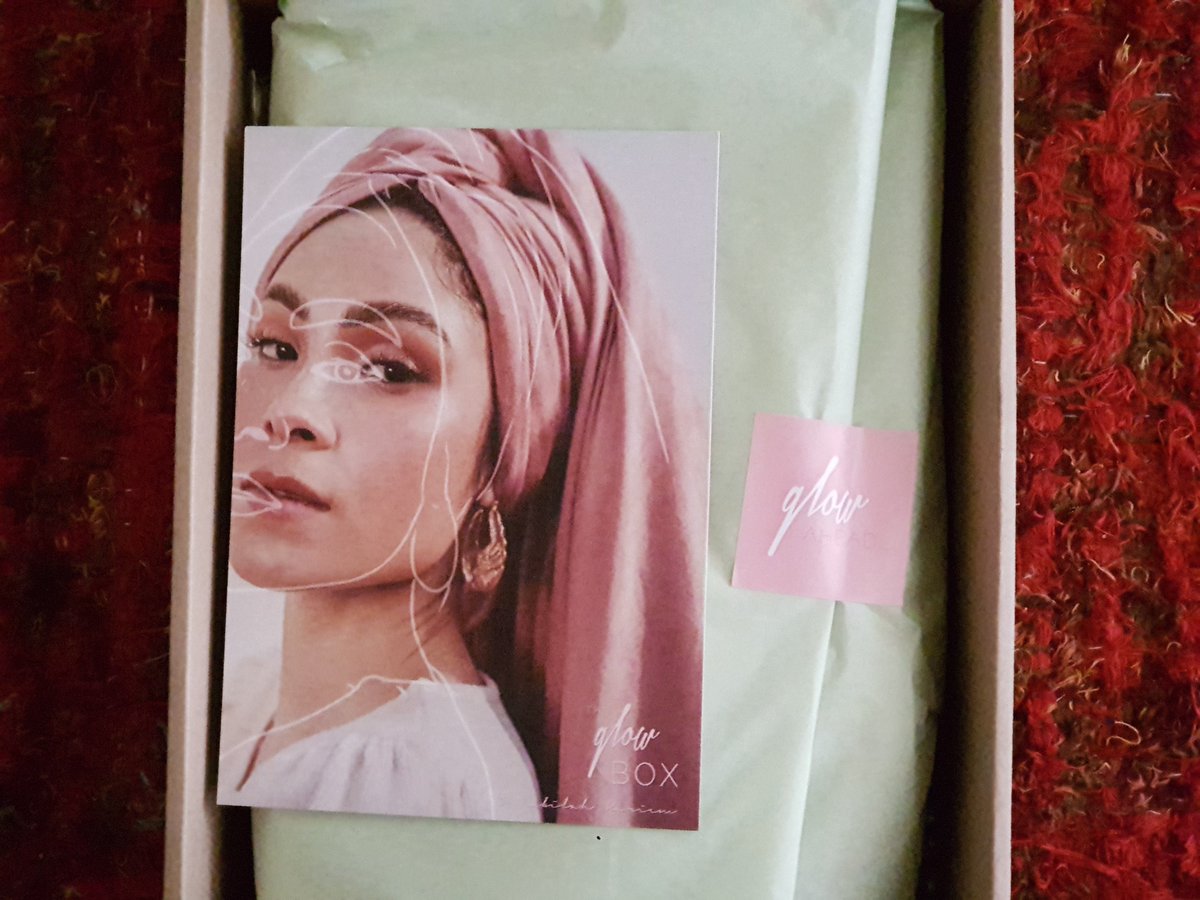 mrsnoms's tweet image. So happy to finallyhave my #glowbox. Summer glow loading @shopglowtheory