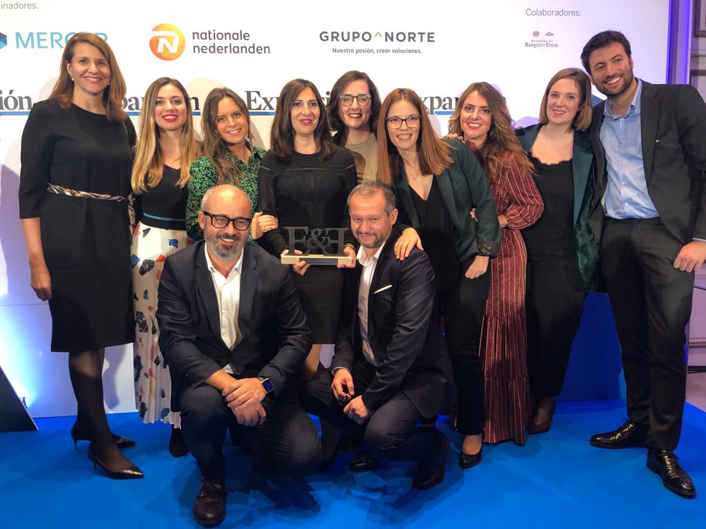 AlvaroVazq's tweet photo. Muchas gracias por el reconocimiento al trabajo de un equipo de "Personas que protegen a Personas". Y gracias a @tinofernandez , un placer recibirlo de ti.
Equipo de Gestión de personas de @SecuritasDirect gracias por lo QUÉ  hacéis y sobre todo por el CÓMO lo hacéis! https://t.co/C2eLv7u4V1