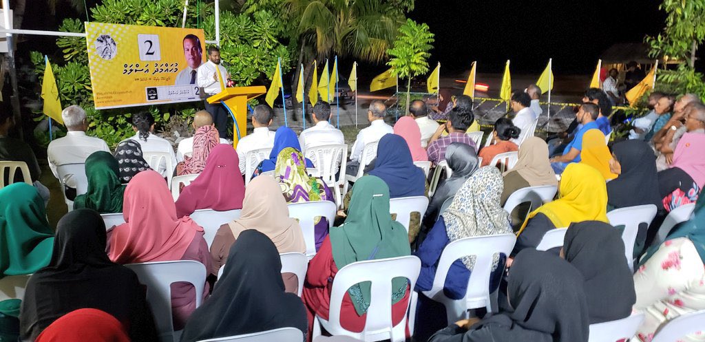 RiznaZareer's tweet photo. Mi party ge leadership ah anna beyfulhaku vaanvaanee Siyaasee nukihsarukan ehkeeli kurumuge siyaasee thajuribaa aai gaabil kan huri beyfulhakah ~ MP Shifau @mhshifau 

#AnniAslam Campaign nimmaa Jalsa.
ADDU FEYDHOO BANDHARUN.

#THILAFATHUGEsiyaasathah 
#VoteforAslam ✅ https://t.co/XxjUyDAbKY