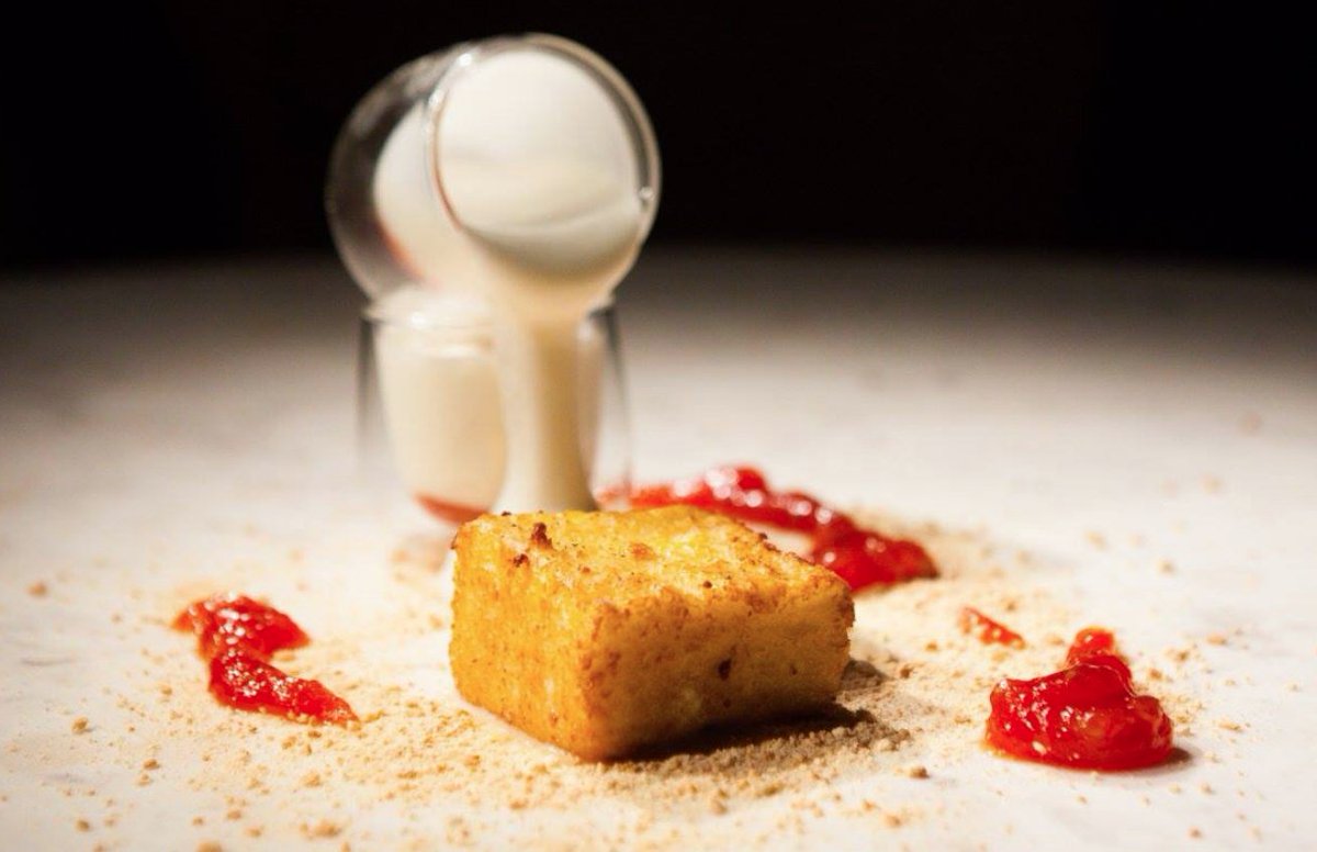 Nuestro postre favorito: torrija con crema de yogurt blanco y confitura de tomate.