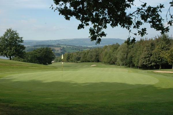 Don’t let your game go to pieces, keep in the swing this winter. A round of golf is the perfect way to get out of the house and keep close with your golfing chums. You’ll find some excellent offers online ➡️ bit.ly/WoodlakeTeeTim… so wrap up warm and book a round online now. ⛳️