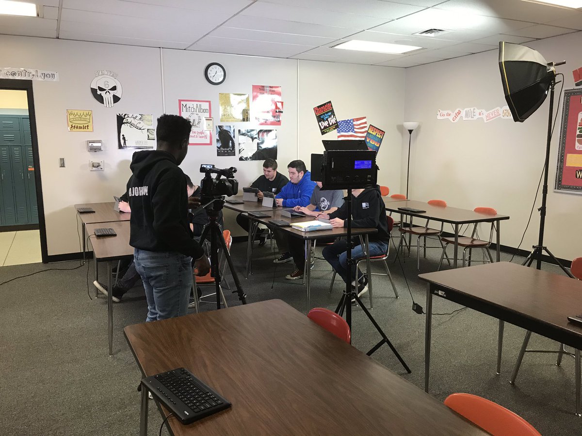 TCTCapstone's tweet photo. Multimedia prepping for BPA competition #capsnap https://t.co/62c9EA0zWL
