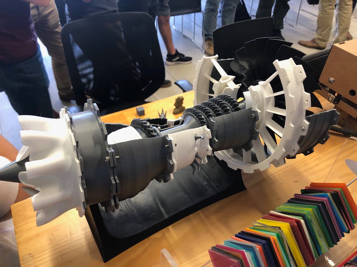 ¿Sabes que es un FabLab? Un Fabrication Laboratory, es un espacio destinado a la producción de prototipos físicos que agrupa a máquinas de fácil acceso y controladas por computador, nos ayudan a incorporar tecnología a los procesos creativos de innovación. Gracias <a href="/CentroinnovaUC/">Centro de Innovación UC</a>