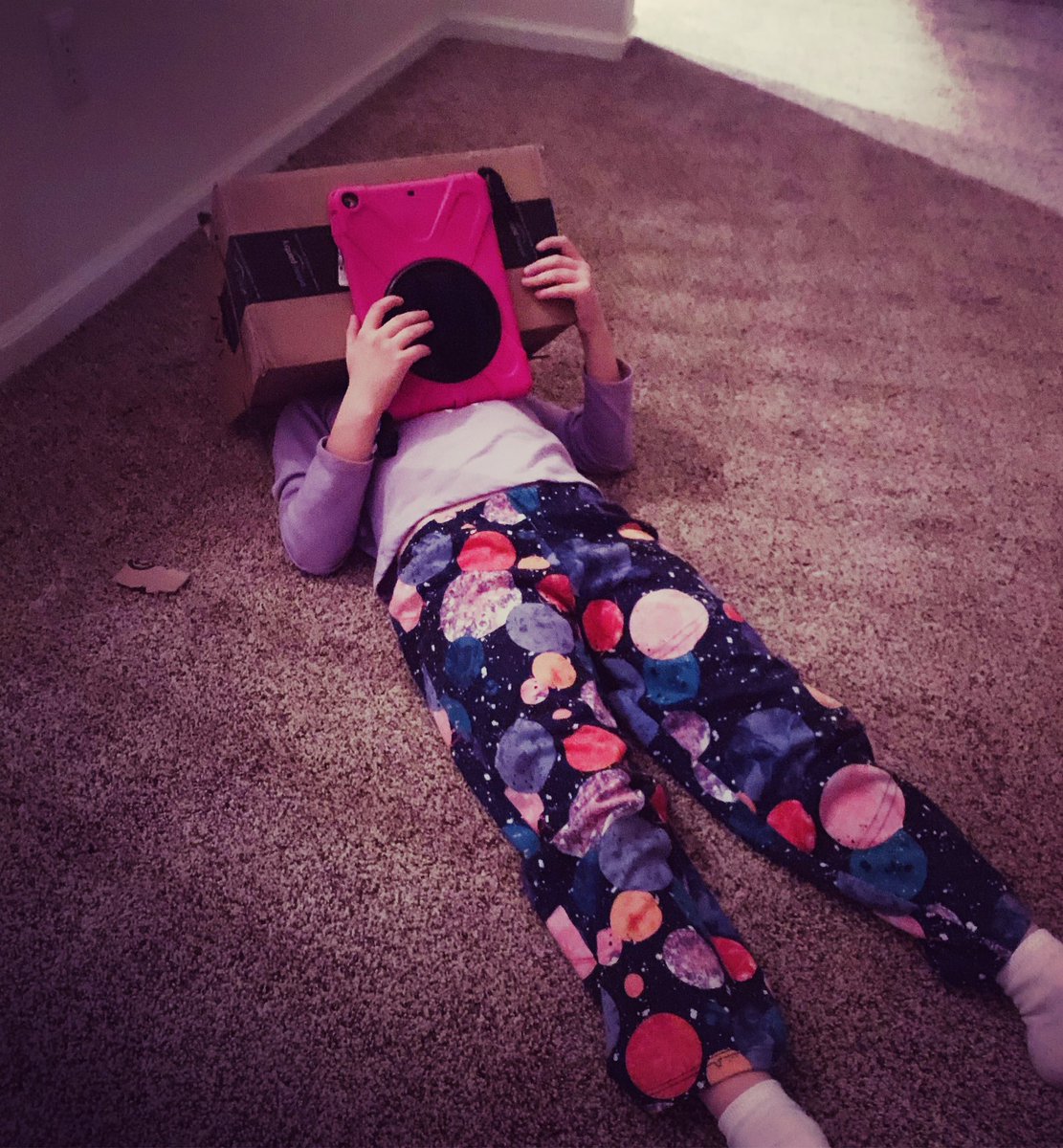 candicedeez's tweet photo. She was tired of holding her iPad..... genius!!! 😂😂 #innovative #lazychild #geniuschild #headinabox #ipadholder #techchildren #momoffive #nextgreatidea https://t.co/2QV7Bph6yT