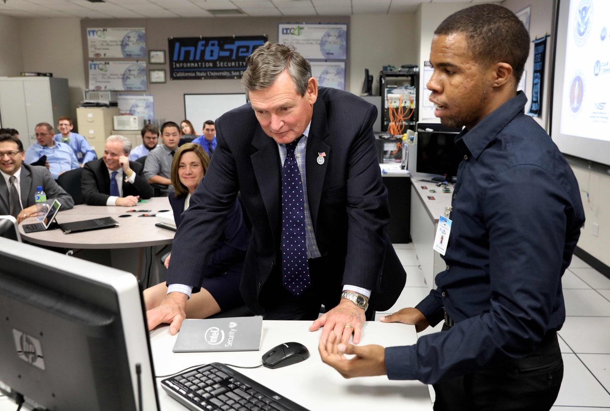 CSUSBSupport's tweet photo. Throwback to when Chancellor Timonthy P. White visited the Cyber Security Lab ππΊ #csusbsupport https://t.co/hMwZJFkdzT