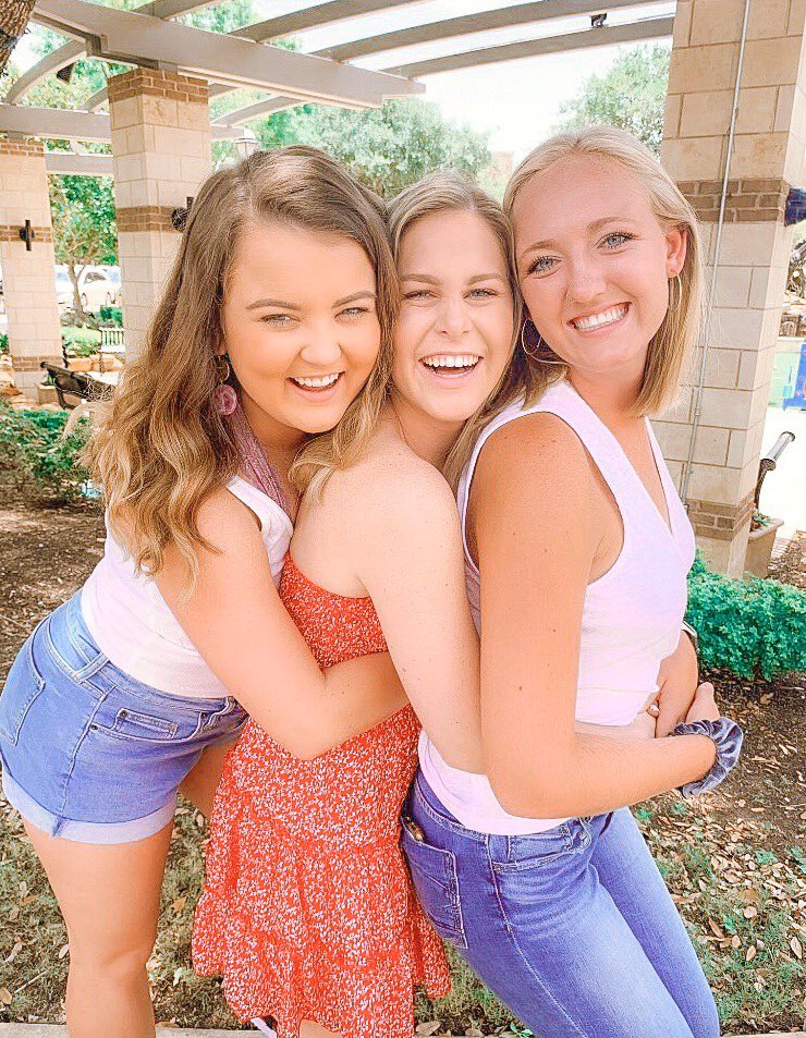 hug ya pan sistas ★ hug them hard ☞ who will you miss over break?♡
#pictureyourselfpanhellenic #sfa23