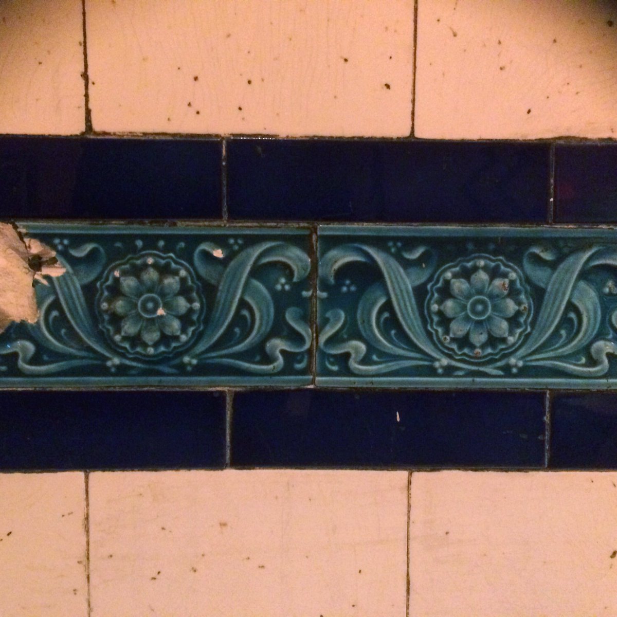 TnmntTiles's tweet photo. @PastGlasgow Popped into Little Hoi An during tonightโs soft launch. Place smells amazing.
Difficult to snap these recently discovered tiles without photographing lovely customers too, but hereโs what we grabbed.
#Tiles #Discovery #LocalBusiness #KeepingItSouthside #floral #OriginalFeature https://t.co/hkjKcZZzSS