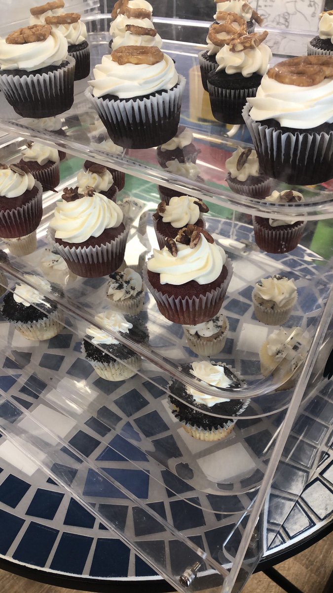 It’s CUPCAKE DAY!! 
 
🍫 Chocolate Caramel
🍪 Cookies & Cream
🧁 Red Velvet

Take them home or stay in and paint to receive a free mini cupcake!

#cupcakeday #nomnom #supportlocal #downtowncamrose #paintpottery #kindacutekindaclassy #cuteandclassycakes