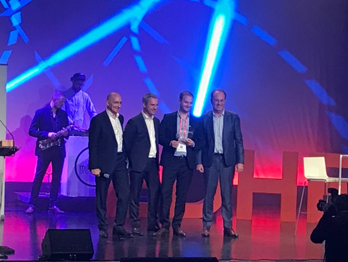 institut_cc's tweet photo. [#CONNECTEDDAY] Les #ICCStartUpAwards et notre partenaire @KPMG_France avec Emmanuel Hembert remettent le prix de la start-up coup de coeur du public à @PiivoSoftware 👏 https://t.co/zW6idOWIxZ