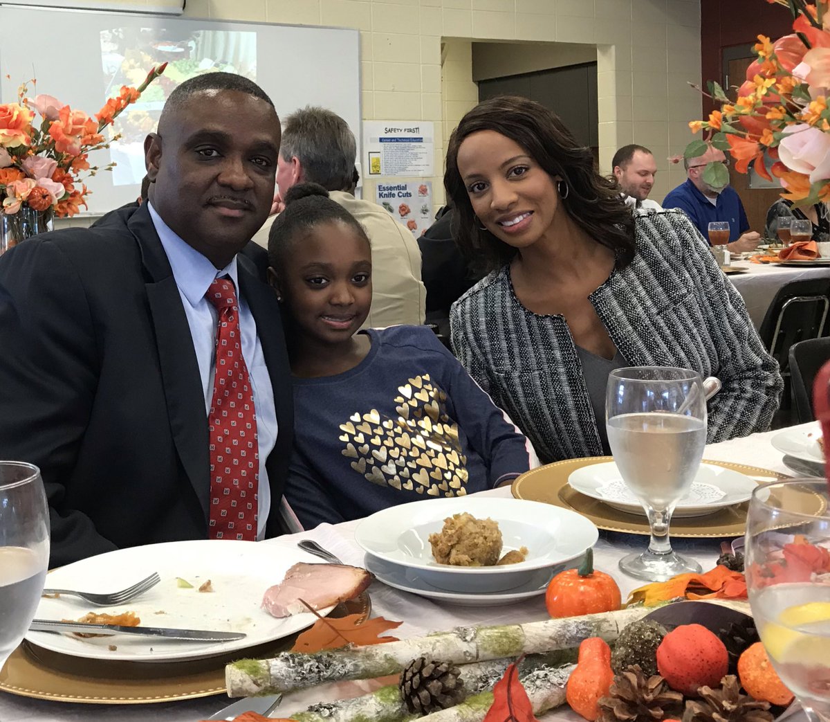 Vail_Smith's tweet image. Thankful for Dr. Walter Gonsoulin @gonsoulinwalter, @JEFCOED’s new superintendent! His beautiful family joins in Thanksgiving lunch at @McAdoryHS.