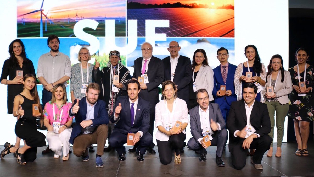 Vestas's tweet image. Es un honor participar en la campaña de 
@ACERAAG #SoñemosEnergía2030, que nos invita a unir fuerzas #PorUnChileRenovable y luchar contra el cambio climático. Hoy en Santiago, disfrutamos del seminario Soñando Energía ¡Gracias a todos! fcld.ly/rg0c6a4