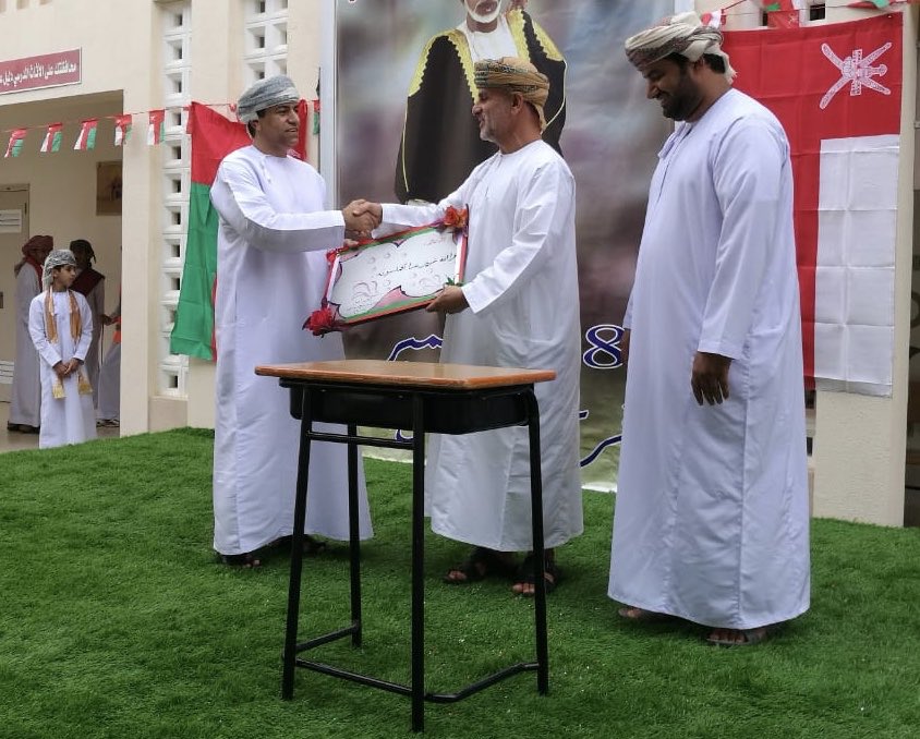 مدرسة رافع بن مالك (@rafaschool2012) on Twitter photo قدم مدير المدرسة أ.راشد السديري هدية تذكارية لراعي الحفل الشيخ محمد بن مالگ العلوي
و جزيل الشكر موصول لجميع الحضور و المنظمين لهذا الاحتفال
حفظ الله جلالة السلطان قابوس وألبسه الصحة والعافية.
#العيد_الوطني_ال49_المجيد
@Aldhahira_DGOFE
<a href="/YANQULNews/">أخبار ولاية ينقل</a>
<a href="/oyanqul/">علوم ولاية ينقل</a>
<a href="/falajsudairyeen/">فلج السديريين</a> قدم مدير المدرسة أ.راشد السديري هدية تذكارية لراعي الحفل الشيخ محمد بن مالگ العلوي
و جزيل الشكر موصول لجميع الحضور و المنظمين لهذا الاحتفال
حفظ الله جلالة السلطان قابوس وألبسه الصحة والعافية.
#العيد_الوطني_ال49_المجيد
@Aldhahira_DGOFE
<a href="/YANQULNews/">أخبار ولاية ينقل</a>
<a href="/oyanqul/">علوم ولاية ينقل</a>
<a href="/falajsudairyeen/">فلج السديريين</a>