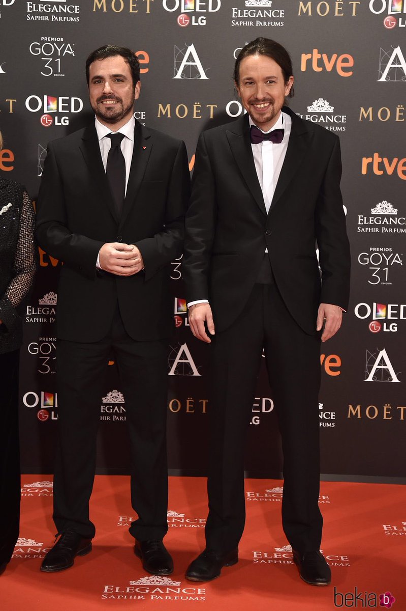 pasandoeldia1's tweet photo. A los que fueron a los #goya2017 con pajarita solo os pido una cosa, que seáis tan duros e implacables con la corrupción y nuestros políticos. https://t.co/BOFaBdC96q